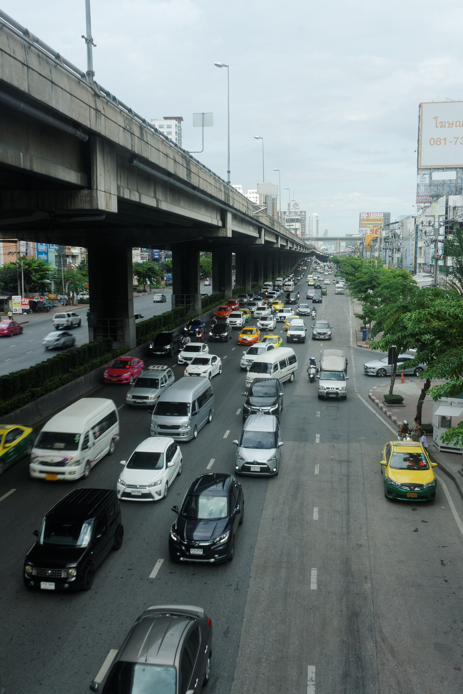 ถนนบรมราชชนนี กรุงเทพฯ ทางยกระดับเหนือถนนที่มีรถสัญจรหนาแน่น